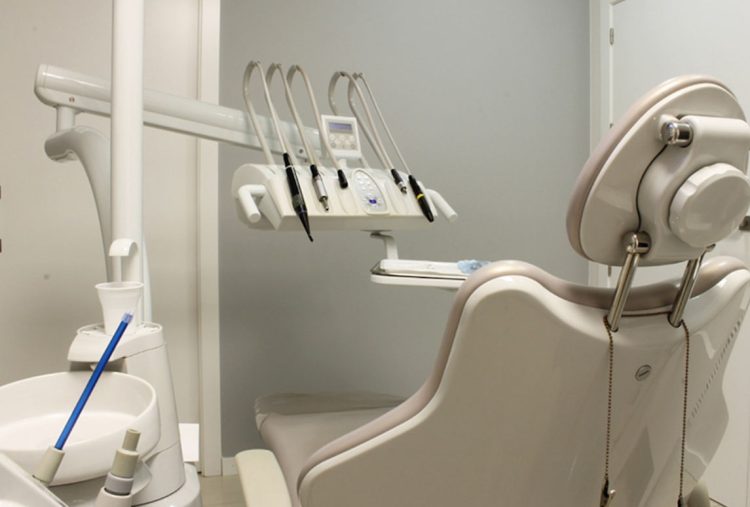 Muore a 45 anni dopo intervento ai denti, la moglie: non riesco a credere che sia morto