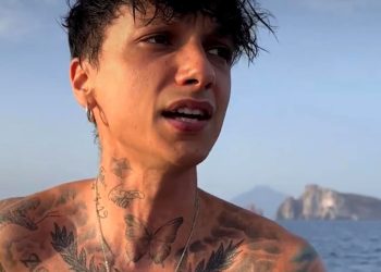 Ultimo in vacanza in Sicilia, canta nel mare di Panarea