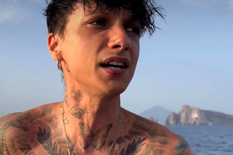 Ultimo in vacanza in Sicilia, canta nel mare di Panarea