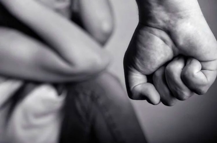 Vittoria, maltrattamenti in famiglia, divieto di avvicinamento e braccialetto elettronico per un 35enne