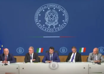 Nuove norme su taxi e caro-voli, arriva tassa su extraprofitti banche