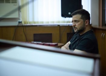 Ucraina, Zelensky “Chi non è in prima linea aiuti a combattere”