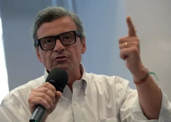 Calenda “Servono il salario minimo e il taglio delle accise”