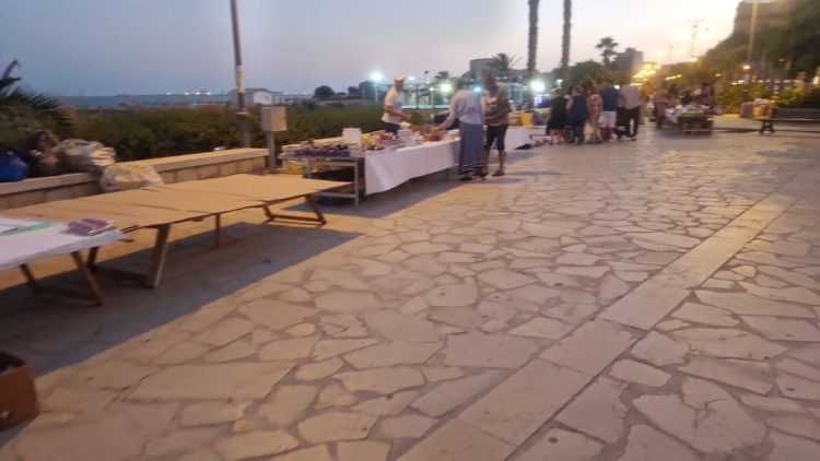 Abusivismo commerciale sul lungomare di Pozzallo