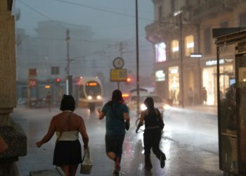 Nubifragio in Lombardia, alberi sradicati e tetti scoperchiati nel Milanese