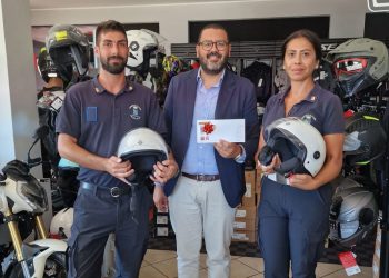Ragusano dona due caschi alla Polizia Municipale di Ragusa