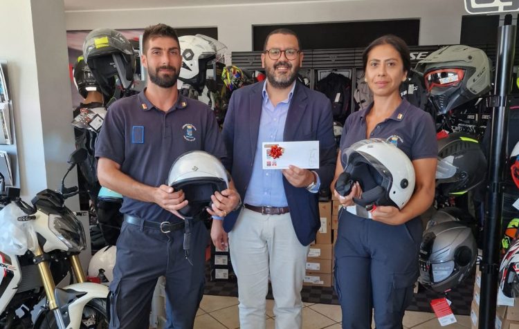 Ragusano dona due caschi alla Polizia Municipale di Ragusa
