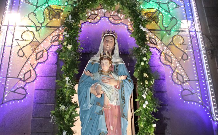 Un momento di devozione a Modica