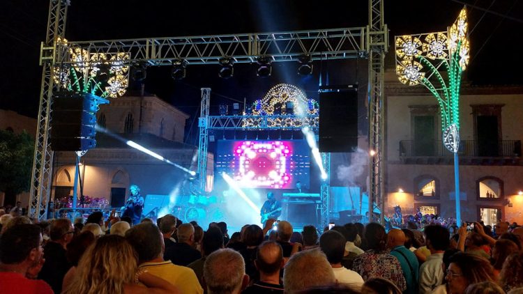 La cover band dei Pooh a Marina di Ragusa: domani è festa per Santa Maria di Portosalvo