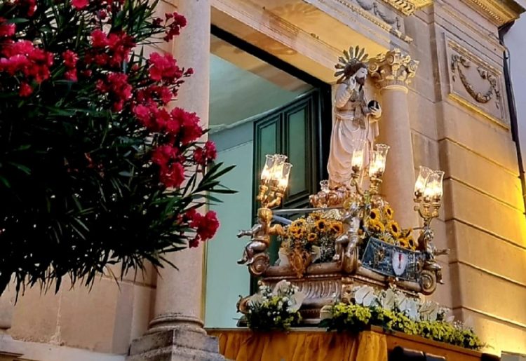 L'uscita del simulacro del Santissimo Salvatore a Chiaramonte Gulfi