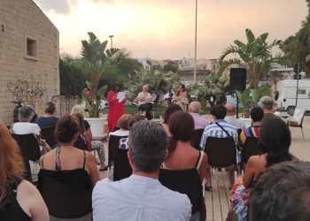 La chiave dell'esistenza sulle ginocchia di Anake a Sampieri