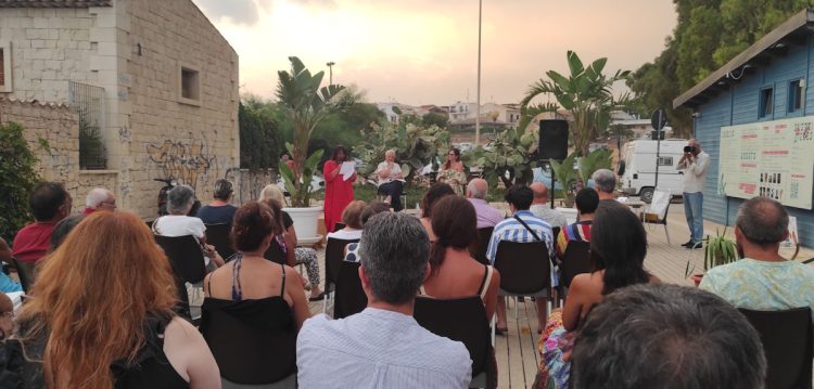 La chiave dell'esistenza sulle ginocchia di Anake a Sampieri