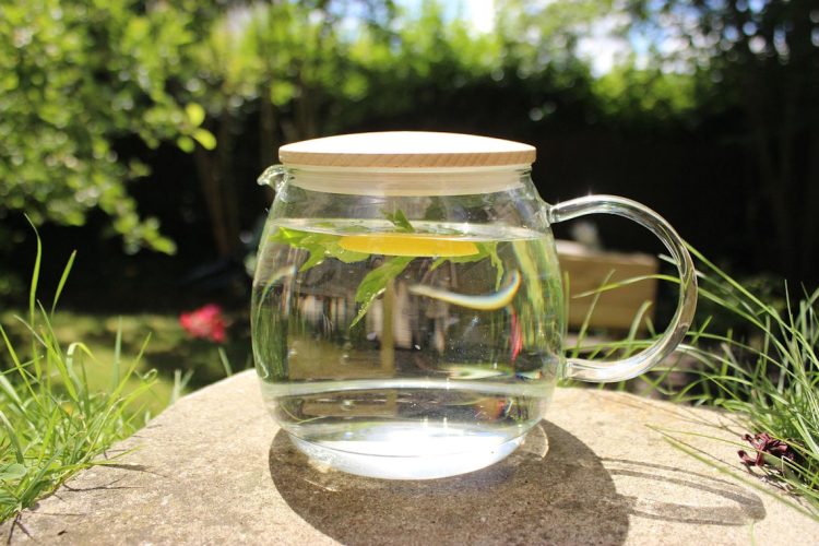 Cosa bere contro il meteorismo o la flatulenza