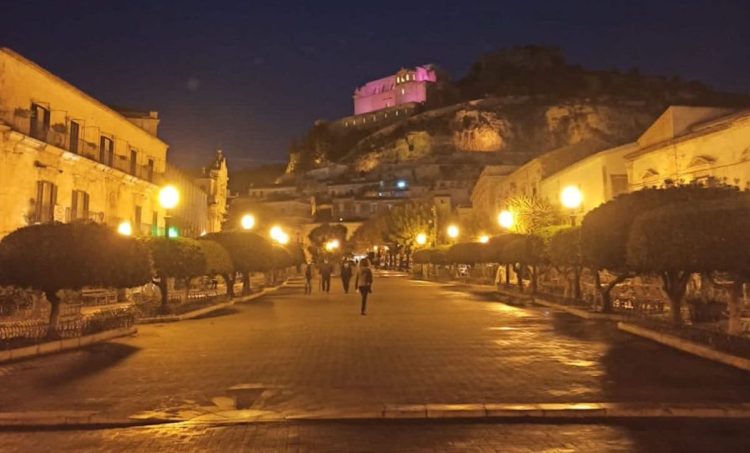 Accoltellamento in piazza Italia a Scicli: denunciato un 21enne