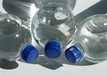 Bere acqua frizzante fa ingrassare? Scopri la verità dietro questa teoria