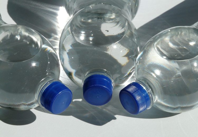 Bere acqua frizzante fa ingrassare? Scopri la verità dietro questa teoria