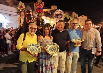 Infiorata a Cavallo e carretti siciliani: bagno di folla a Scicli