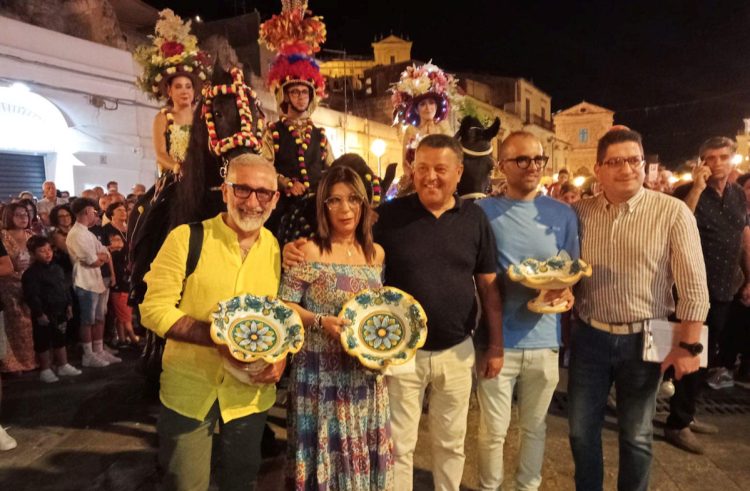 Infiorata a Cavallo e carretti siciliani: bagno di folla a Scicli