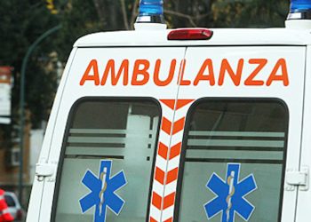 Litiga con il marito e si lancia dal balcone con le figlie di 6 mesi