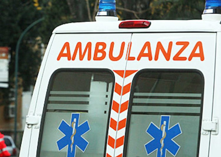 Litiga con il marito e si lancia dal balcone con le figlie di 6 mesi