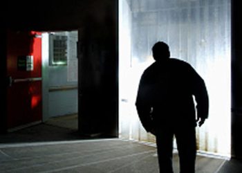 Comiso, 79enne innamorato non corrisposto perseguita la vicina di casa 40enne: denunciato