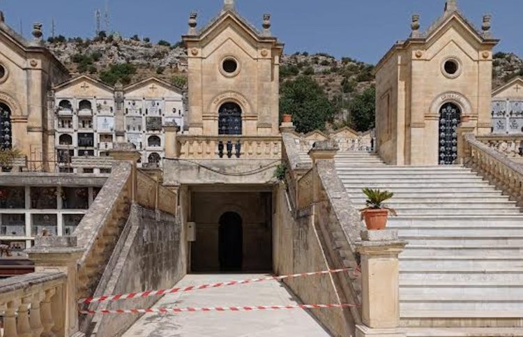 Rischio crolli al cimitero di Scicli, chiusi alcuni seminterrati: vietato visitare i propri cari