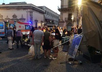 Caltagirone, auto piomba su tavoli di un bar: diversi feriti