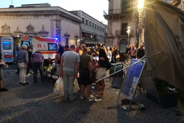 Caltagirone, auto piomba su tavoli di un bar: diversi feriti