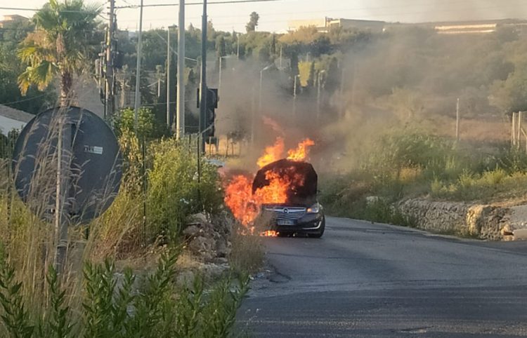 Auto a fuoco a Vittoria