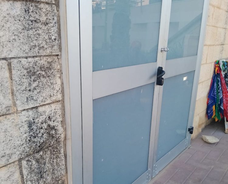 Ferragosto a Marina di Ragusa con i bagni pubblici chiusi