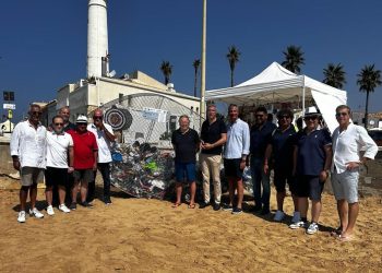 Pesce mangia plastica nella spiaggia di Punta Secca