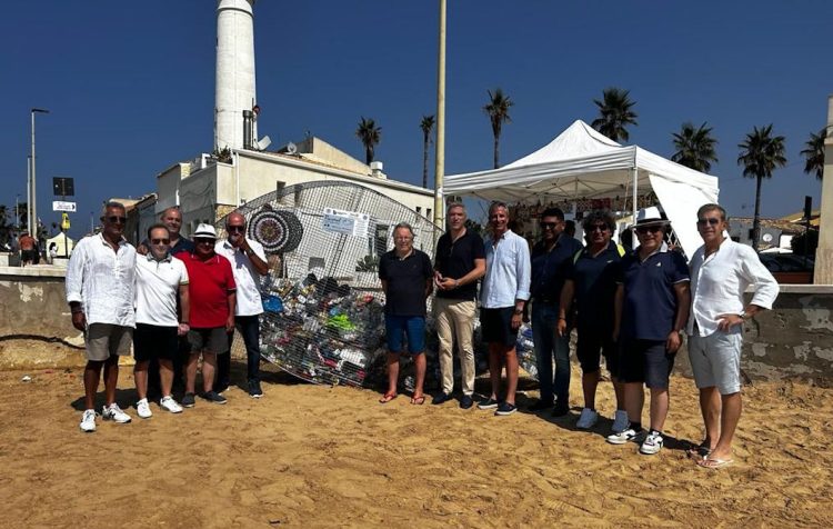 Pesce mangia plastica nella spiaggia di Punta Secca