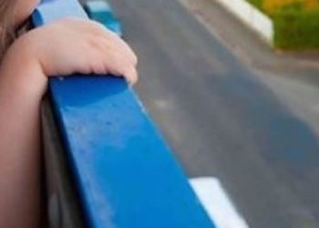 Torino, bimba di 5 anni cade dal quinto piano del balcone e passante la prende al volo