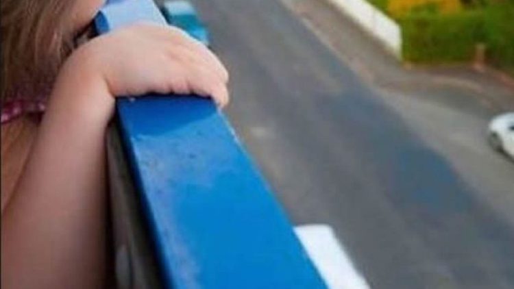 Torino, bimba di 5 anni cade dal quinto piano del balcone e passante la prende al volo