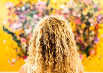 Come schiarire i capelli in modo naturale e con ingredienti comuni