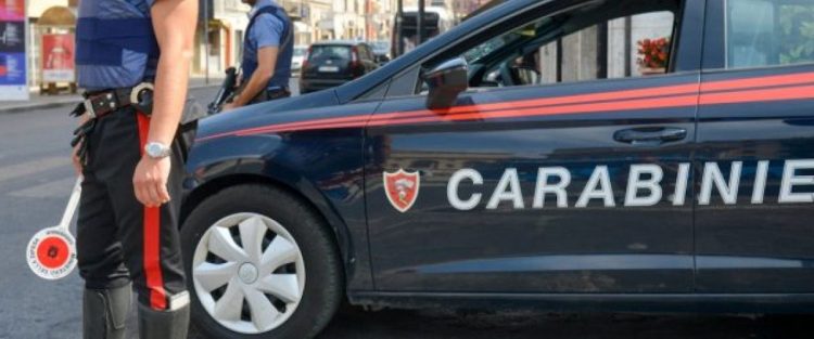 Comiso, automobilista con patente sospesa non si ferma all'alt dei carabinieri: arrestato