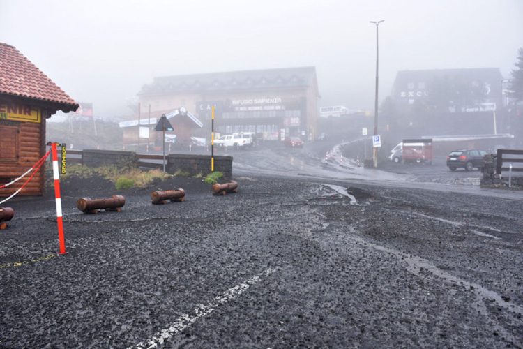 Etna in eruzione: stop a due ruote e auto a 30 km/h