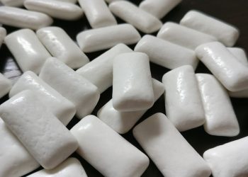 Masticare chewing gum fa male? Ecco la verità