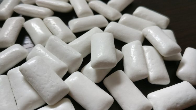 Masticare chewing gum fa male? Ecco la verità