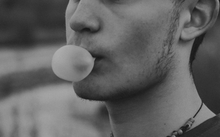 Cosa succede a masticare chewing gum tutto il giorno?