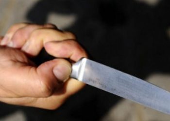 Comiso: disturbato dagli schiamazzi, scende in strada e minaccia ragazzi con coltelli, arrestato