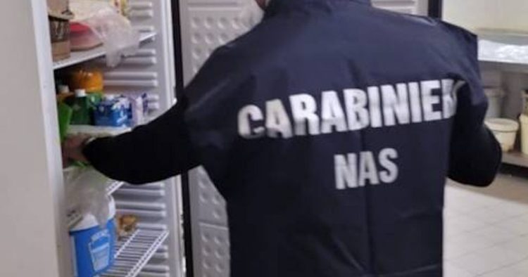 Controlli nei lidi balneari di Scicli: sequestro di 95 kg di alimenti e lavoratori irregolari