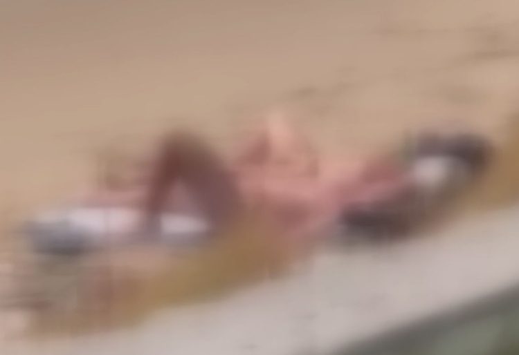 Coppia fa l'amore in spiaggia davanti ai ragazzini: il VIDEO virale
