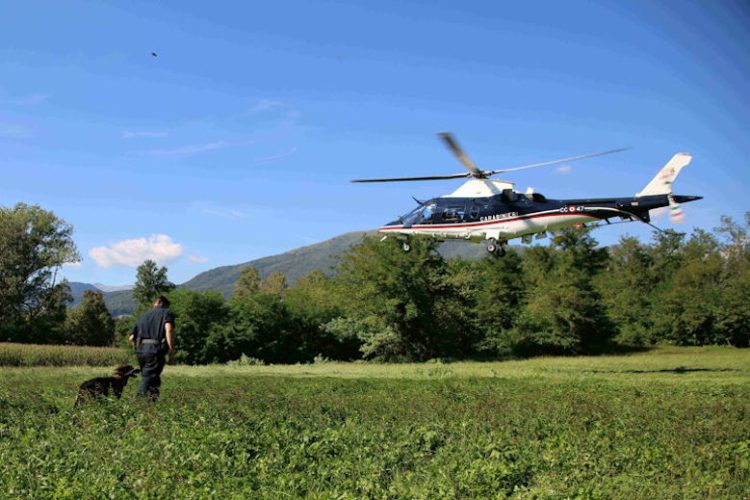 Uccide il padre e un amico: caccia all'uomo nei boschi del Cuneese