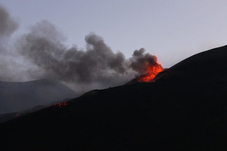 Etna in scena, aneli di fumo e champagne di lava