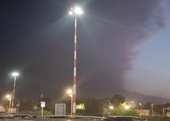 Etna in eruzione, aeroporto chiuso: voli sospesi fino a stasera