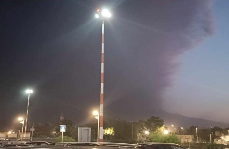 Etna in eruzione, aeroporto chiuso: voli sospesi fino a stasera