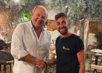Gerry Scotti in vacanza tra Modica e Scicli: cena da Verace
