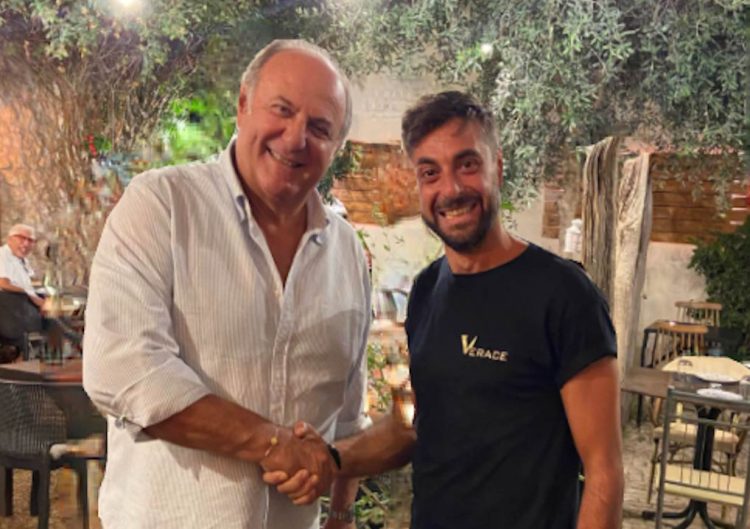 Gerry Scotti in vacanza tra Modica e Scicli: cena da Verace
