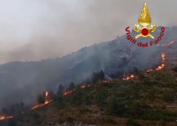 Incendio Ragusa: fiamme si espandano: 2 canadair ed elicottero in azione